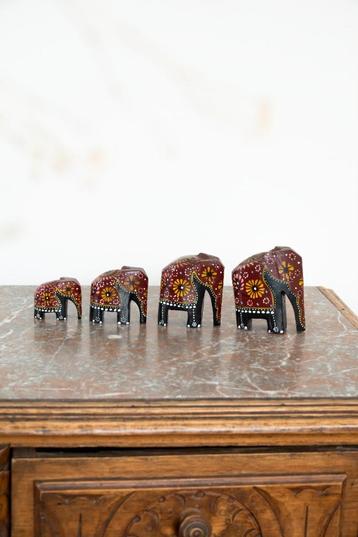 Vintage houten olifantjes set handbeschilderd beschikbaar voor biedingen
