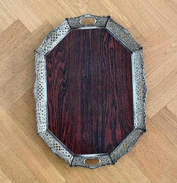 Oud dienblad met verzilverde rand beschikbaar voor biedingen