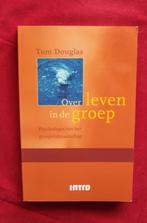 Over leven in de groep - Tom Douglas, Ophalen of Verzenden, Zo goed als nieuw