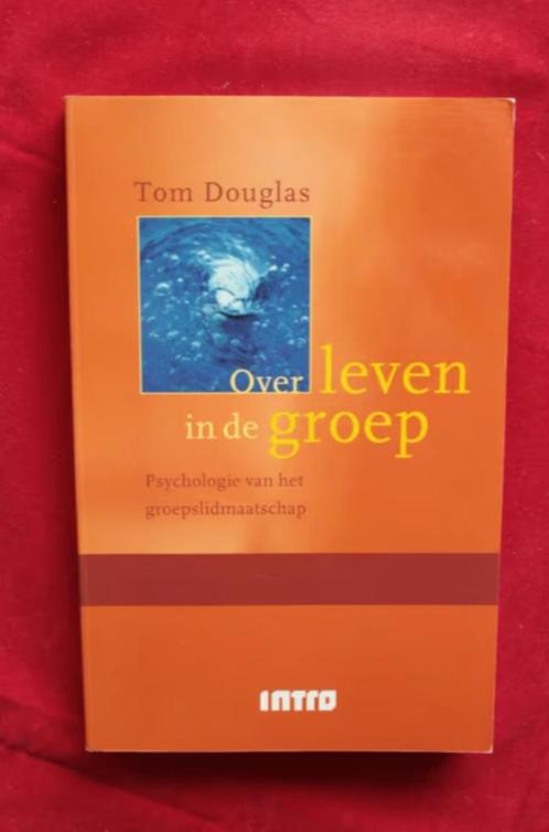 Over leven in de groep - Tom Douglas, Boeken, Psychologie, Zo goed als nieuw, Ophalen of Verzenden