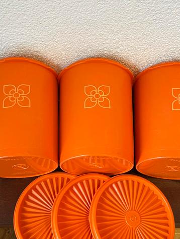 3 Tupperware 2 ltr bewaarboxen sterdeksels jaren’70 beschikbaar voor biedingen
