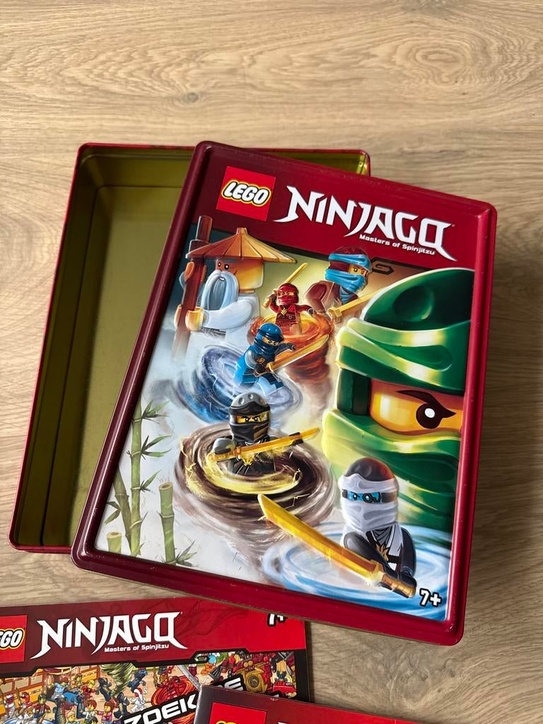 Lego Ninjago Blik met Boekjes - Zonder Figuur, Boeken, Ophalen of Verzenden, Gelezen, Fictie algemeen
