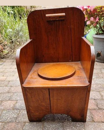 Antieke houten poepdoos/toiletstoel. Kinder postoel beschikbaar voor biedingen