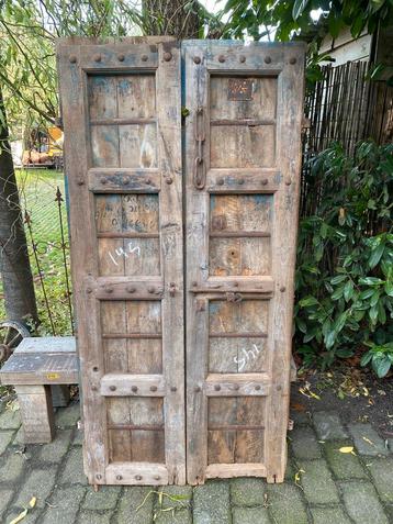 Stoere set van 2 oude deuren beschikbaar voor biedingen