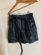 Korte nep leren broek, Maat 38/40 (M), Kort, Zwart, Nieuw