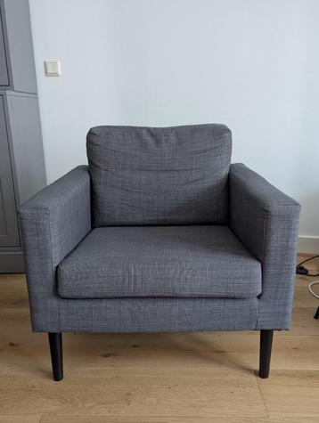 gray chair beschikbaar voor biedingen