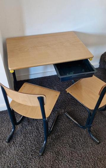 Kinder bureau / schoolbankje met stoelen beschikbaar voor biedingen