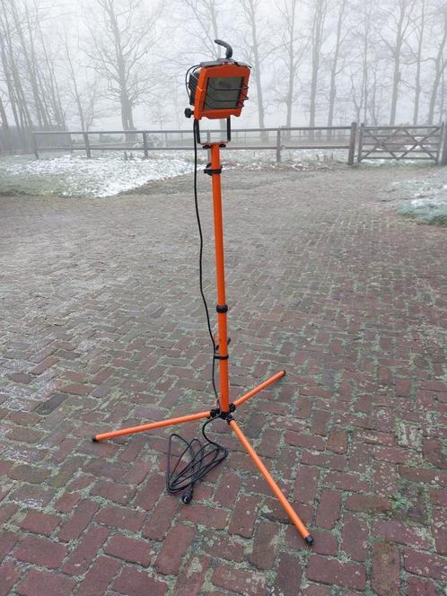 Halogeen bouwlamp op statief in nieuwstaat., Doe-het-zelf en Verbouw, Bouwverlichting, Zo goed als nieuw, Lamp met armatuur, 200 tot 500 watt