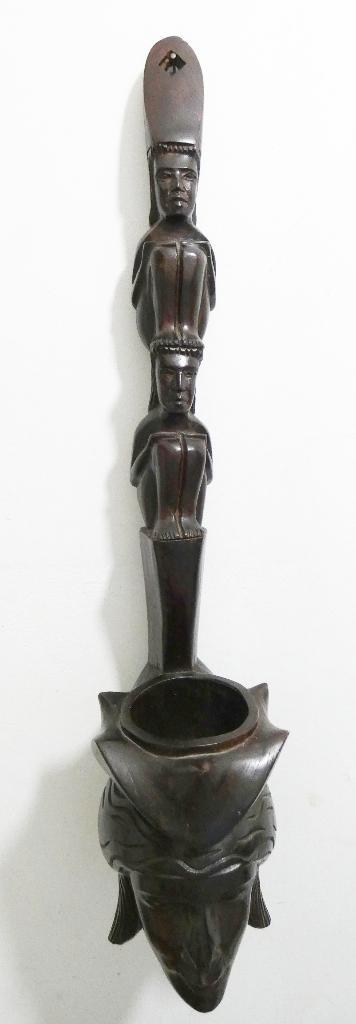 hardhout gesneden paal met bakje tribale kunst [212], Antiek en Kunst, Kunst | Beelden en Houtsnijwerken, Ophalen