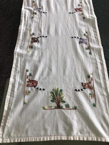 Leuk tafelkleedje met lemuren maat 40 x 170 cm. beschikbaar voor biedingen