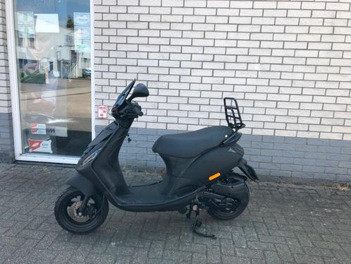 MOOIE PIAGGIO ZIP SP 45KM BROM MAT ZWART  4-T BJ2015 3000KM, Fietsen en Brommers, Scooters | Piaggio