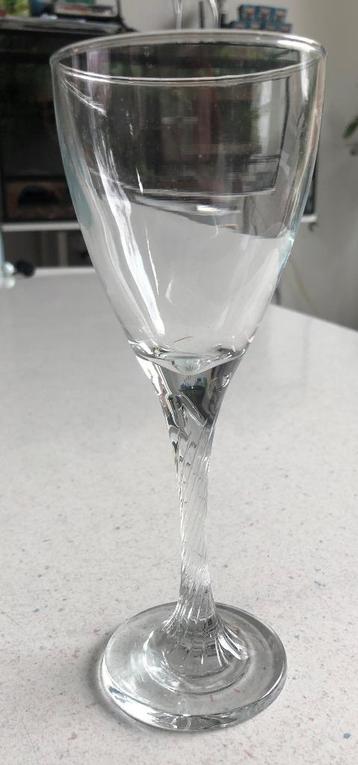 Wijnglas met bewerkte poot - hoog 19 cm Roemer beschikbaar voor biedingen