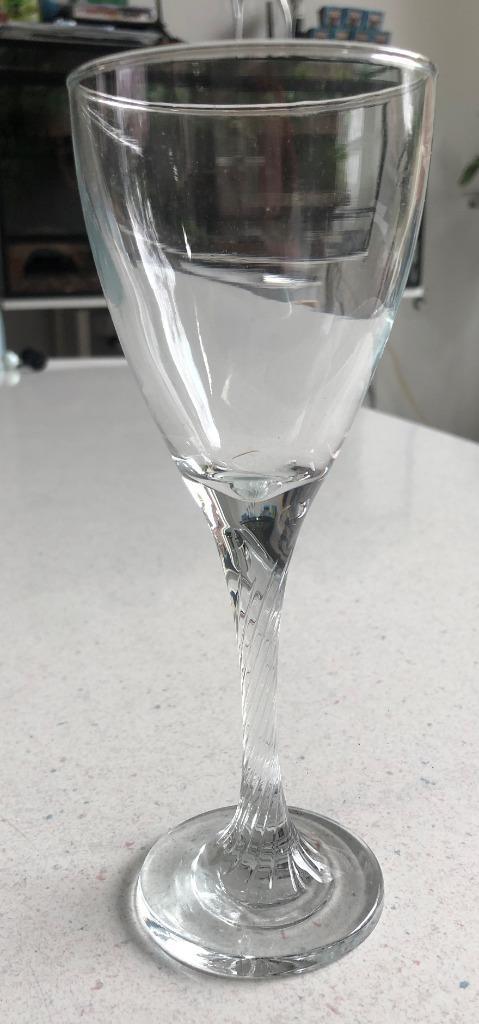 Wijnglas met bewerkte poot - hoog 19 cm Roemer, Verzamelen, Glas en Borrelglaasjes, Zo goed als nieuw, Overige typen, Ophalen of Verzenden