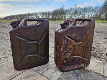 2 Militaire Engelse jerrycan's - 1945 & 1953 beschikbaar voor biedingen