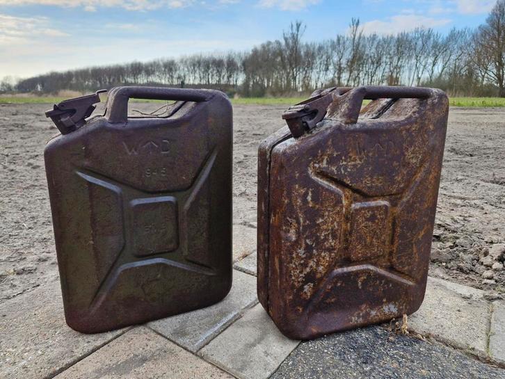 2 Militaire Engelse jerrycan's - 1945 & 1953, Hobby en Vrije tijd, Overige Hobby en Vrije tijd, Gebruikt, Ophalen of Verzenden