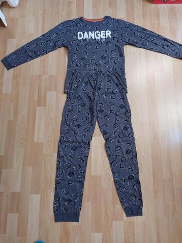 Grijze pyjama *Danger* beschikbaar voor biedingen