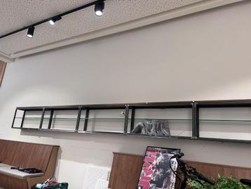 Steel and Glass Shelves beschikbaar voor biedingen
