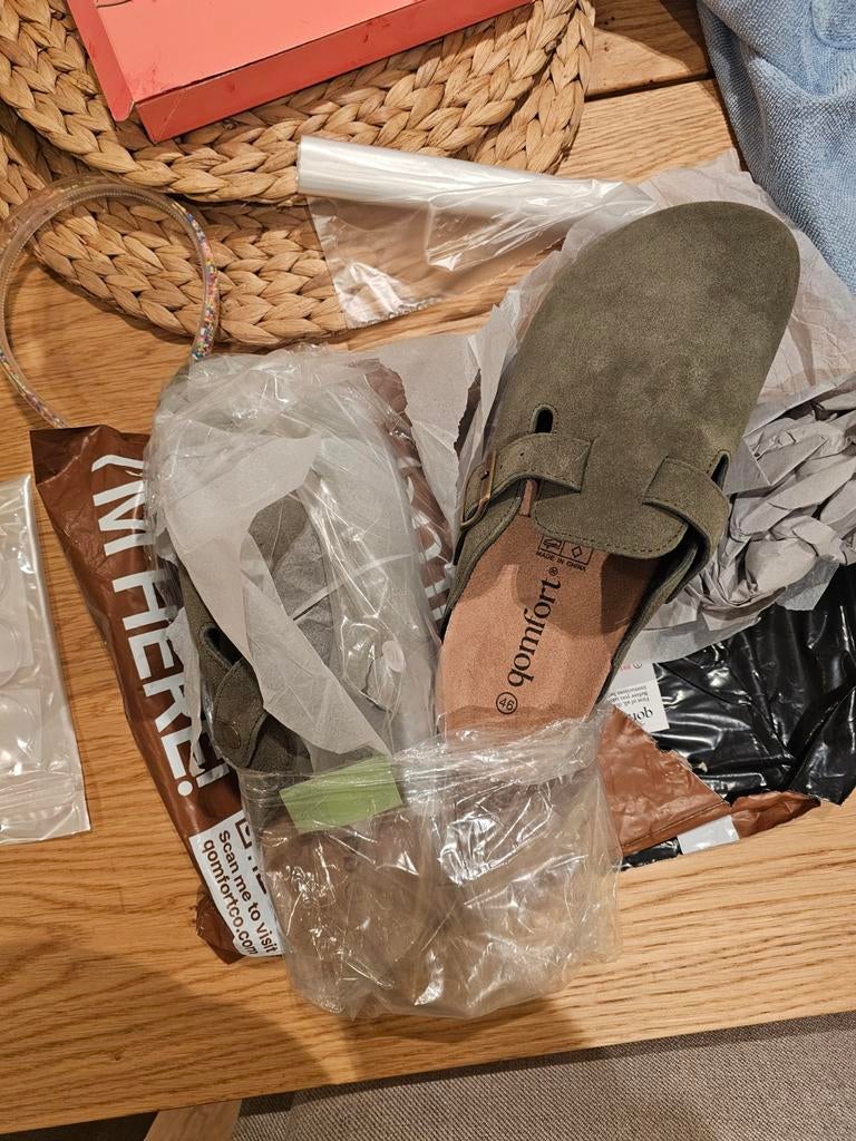Qomfort Suede Clogs - Maat 46 - Nieuw!, Kleding | Dames, Schoenen, Ophalen, Nieuw, Qomfort, Sandalen of Muiltjes