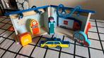 Houten garage met losse figuren, Kinderen en Baby's, Speelgoed | Houten speelgoed, Ophalen of Verzenden, Zo goed als nieuw