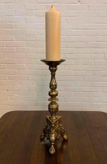 Kandelaar grote oude antieke bronzen koperen kandelaar. beschikbaar voor biedingen