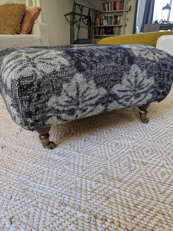 Vintage poef met sierlijke rolpootjes (zelf opknappen), Huis en Inrichting, Banken | Voetenbanken en Poefen, Gebruikt, 50 tot 75 cm