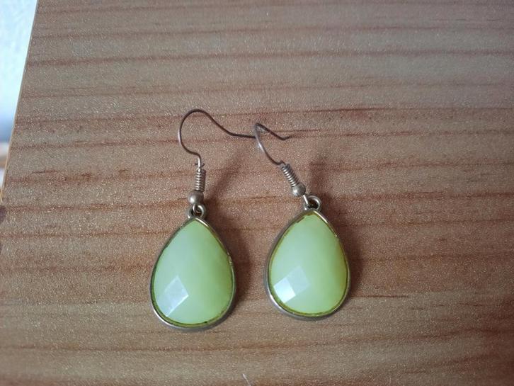 Lichtgroene Mooie Druppel Oorbellen, Sieraden, Tassen en Uiterlijk, Oorbellen, Gebruikt, Hangers, Overige materialen, Groen, Ophalen of Verzenden