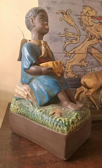 Antiek beeldje dit stond in de kerk voor geld voor de missie beschikbaar voor biedingen