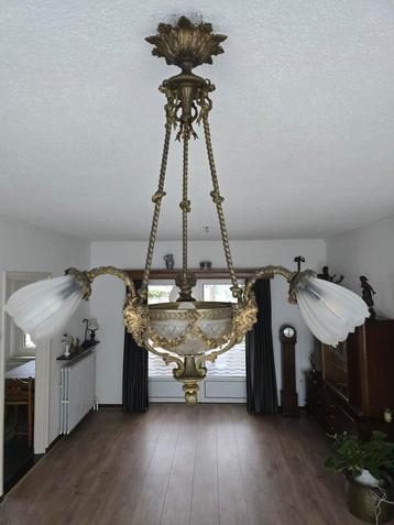 Antieke kroonluchter met glazen kelk en bloemvormige lampen beschikbaar voor biedingen