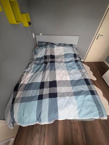 Boxspring 200x140 met matrassen en stoffen hoofdeinde beschikbaar voor biedingen