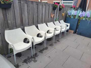 6 x witte stapelbare tuinstoelen beschikbaar voor biedingen