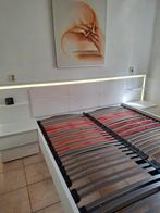 Zeer net apart bed wit 180x200 met ombouw en lattenbodems, Ophalen, Verstelbaar, Wit, Tweepersoons