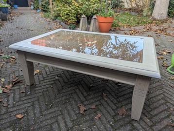 Salontafel massief hout | whitewash | glazen blad op  rotan beschikbaar voor biedingen
