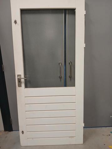 Houten Achterdeur met Glas en Veiligheidsschild beschikbaar voor biedingen