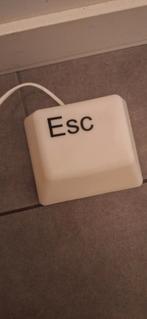 Leuk wandlampje in de vorm van een escape knop, Kunststof, Ophalen of Verzenden, Zo goed als nieuw, Minder dan 100 cm