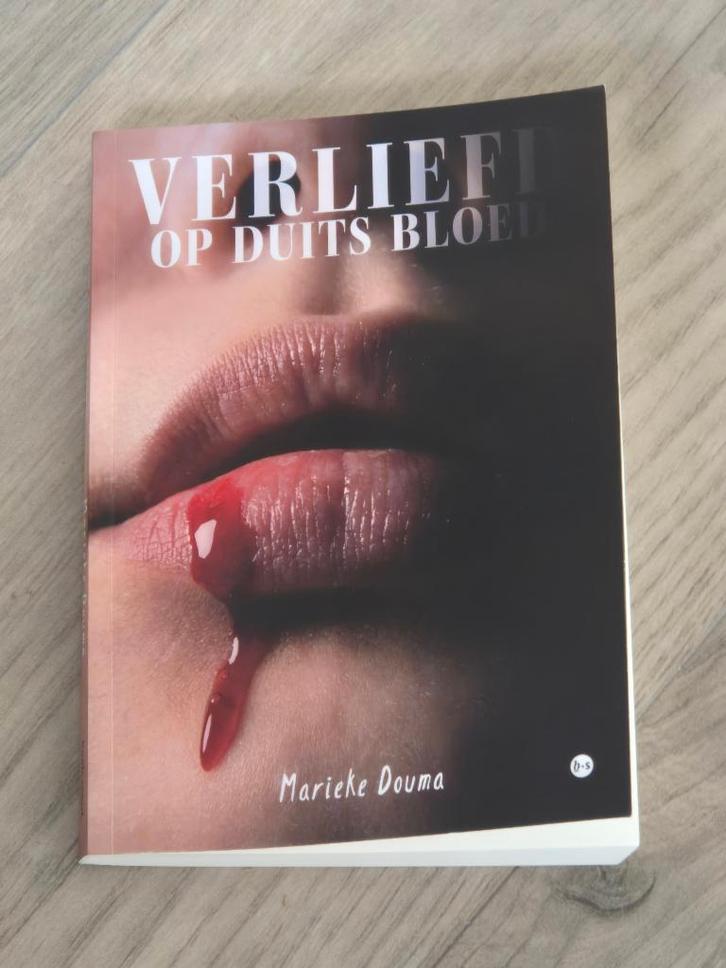 Verliefd op Duits bloed - Marieke Douma, Boeken, Romans, Nieuw, Nederland, Ophalen of Verzenden