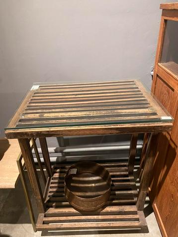 Antieke teakhouten bijzettafel met glasplaat beschikbaar voor biedingen