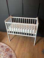 Wit Co-sleeper bedje met matras en hoeslakens, Kinderen en Baby's, Babywiegjes en Ledikanten, Ophalen, Gebruikt, Wieg
