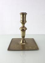 Antieke Spaanse kandelaar, 17e eeuw, Antiek en Kunst, Ophalen of Verzenden, Koper of Brons