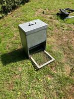 Voer automaat /trapbak (kippen/eenden) metaal met deksel, Dieren en Toebehoren, Pluimvee | Toebehoren, Ophalen, Gebruikt, Drinken en Voederen