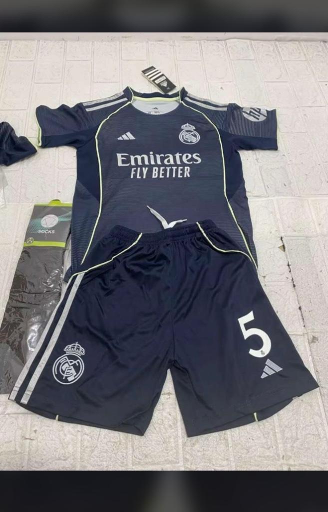 Nieuwste Real Madrid tenue, Sport en Fitness, Voetbal, Nieuw, Set, Maat XS of kleiner, Ophalen of Verzenden