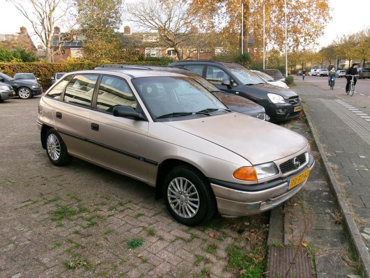 Opel Astra 1.6i Season AUTOMAAT Nieuwe APK! (bj 1997), Auto's, Oldtimers, Bedrijf, Te koop, Alarm, Centrale vergrendeling, Metallic lak