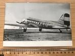 KLM DC-3 Vliegtuig Persfoto 1956 gedwongen landing Israël, Ophalen of Verzenden, Zo goed als nieuw, Kaart, Foto of Prent