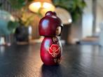 Vintage Japanse Kokeshi pop – Handbeschilderd, rode kimono, Ophalen of Verzenden, Zo goed als nieuw, Pop