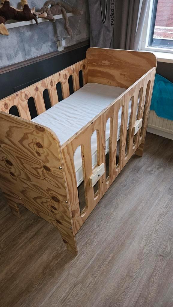 Ledikant   60 x 120  uniek in zijn soort, Kinderen en Baby's, Babywiegjes en Ledikanten, Zo goed als nieuw, Ledikant, Ophalen