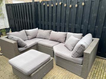 Loungebank met kussens beschikbaar voor biedingen