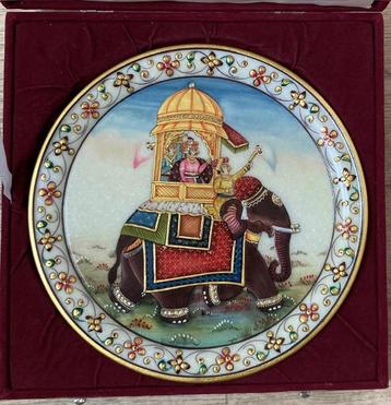 Traditioneel Indiaas kunst koninklijke olifant met howdah beschikbaar voor biedingen