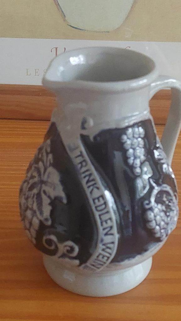 Vintage Wijnkan met Druivenmotief, Antiek en Kunst, Antiek | Keramiek en Aardewerk, Ophalen of Verzenden