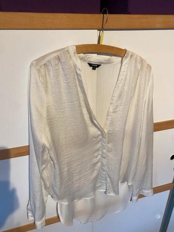 Blouse crème glanzend beschikbaar voor biedingen