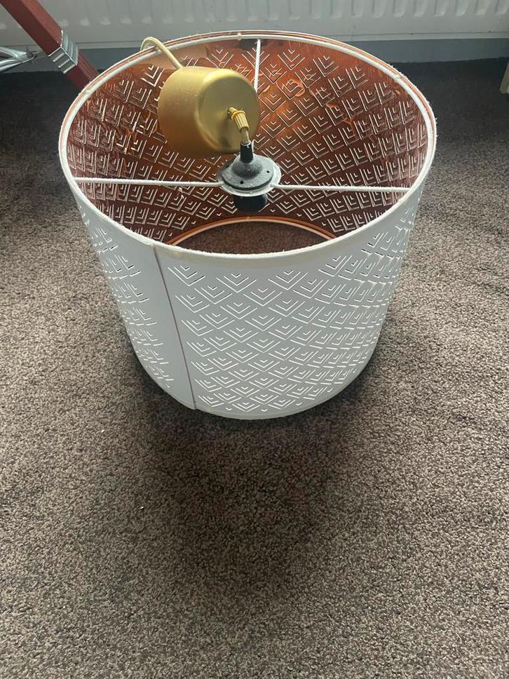 Mooie witte hanglamp met rosê binnenkant - 37cm, Huis en Inrichting, Lampen | Lampenkappen, Zo goed als nieuw, 25 tot 50 cm, Rond