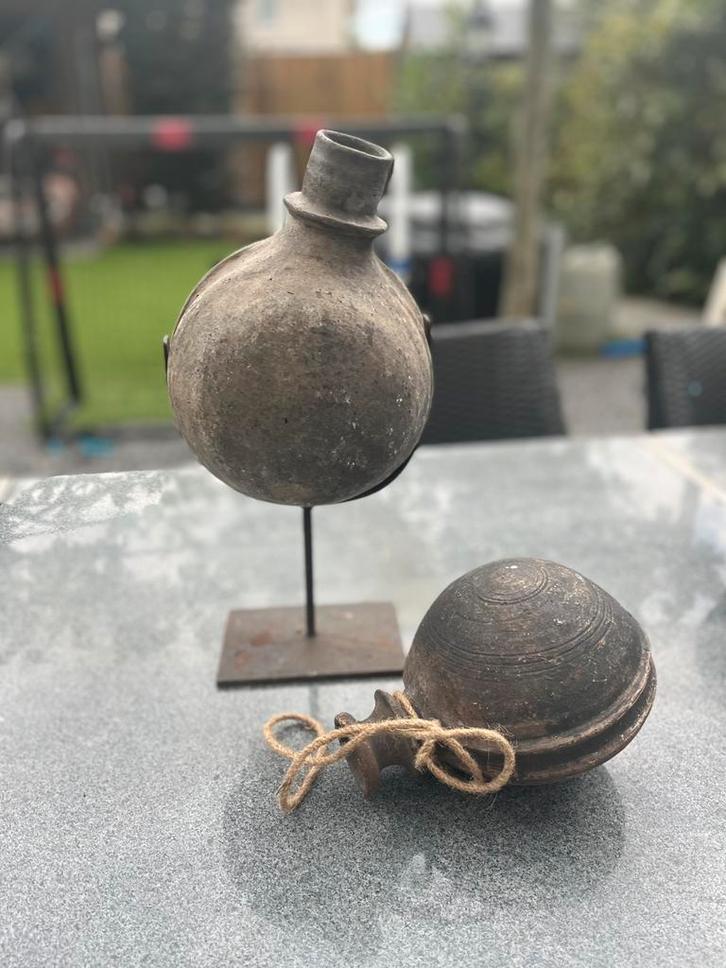 Oude waterkruikjes 1 op standaard en een liggend, Huis en Inrichting, Woonaccessoires | Overige, Zo goed als nieuw, Ophalen